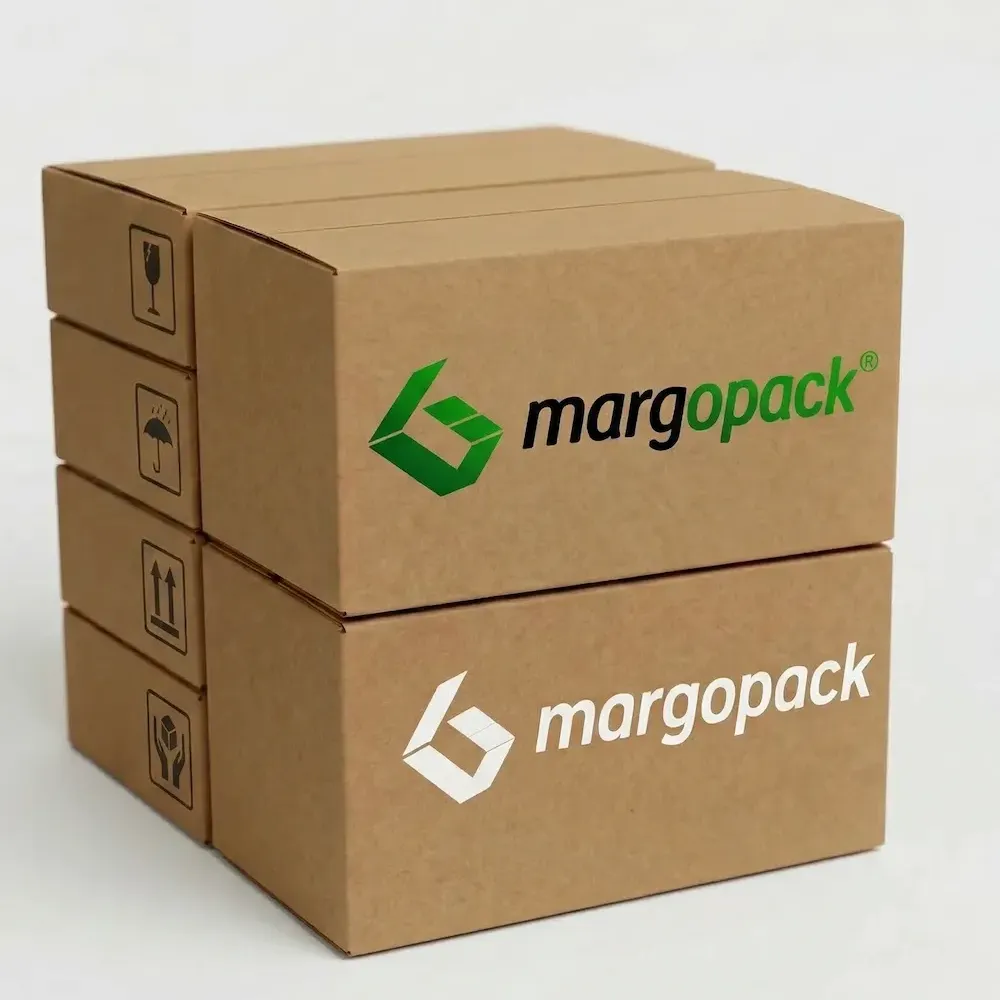 Karton z czarnym nadrukiem na szarej tekturze